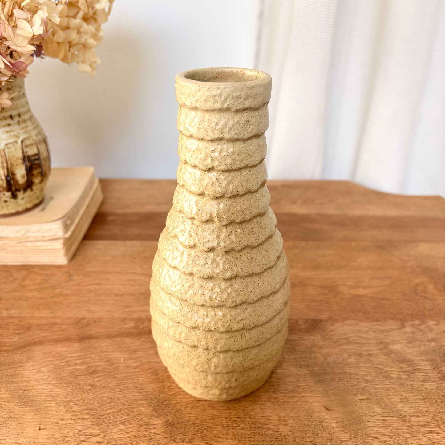 Vase en grès côtelé