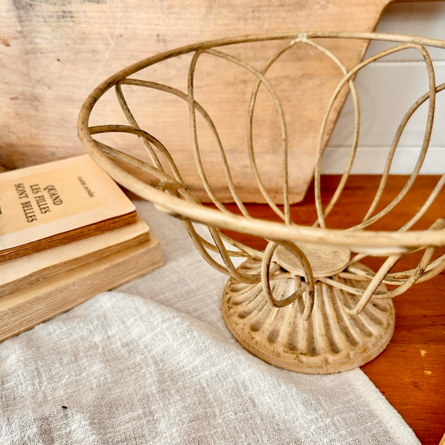 Decorative bowl on foot