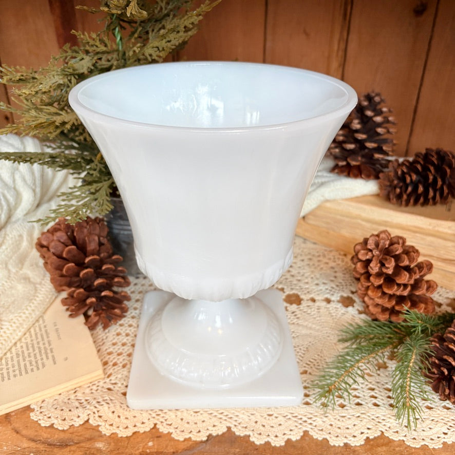 Vase sur pied milkglass
