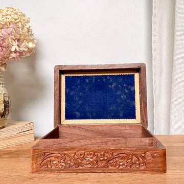 Coffre sculpté en bois