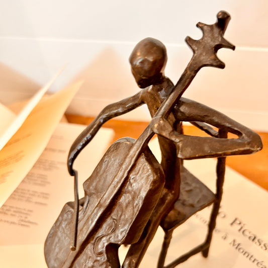 Violoncelliste en bronze