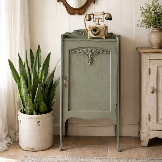 Petite armoire antique sur patte turquoise