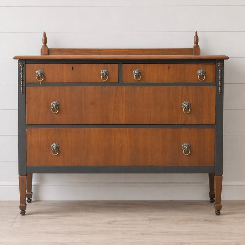 Lion Commode