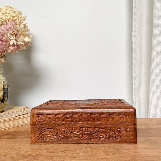 Coffre sculpté en bois