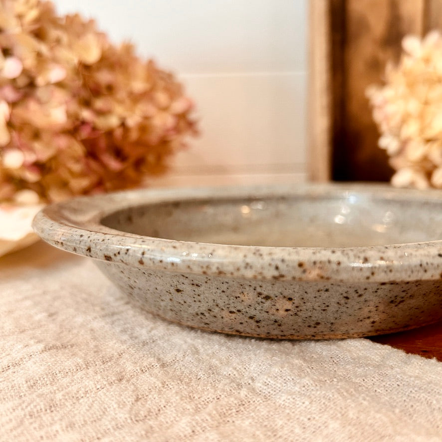 Shallow dish in stoneware