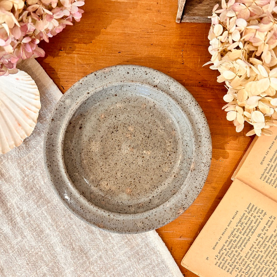 Shallow dish in stoneware