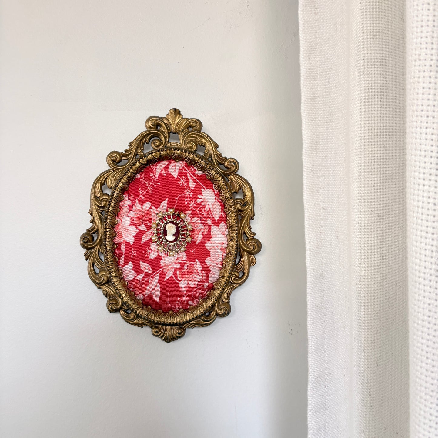 Cadre avec broche vintage sur soie