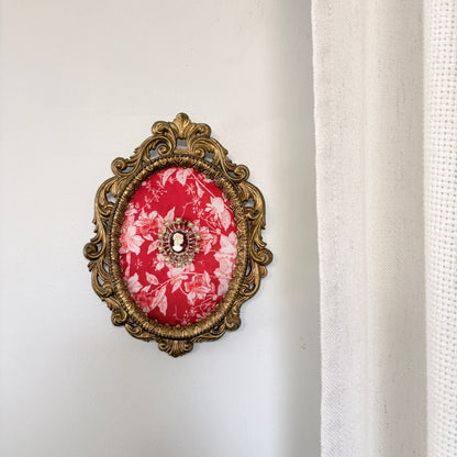 Cadre avec broche vintage sur soie