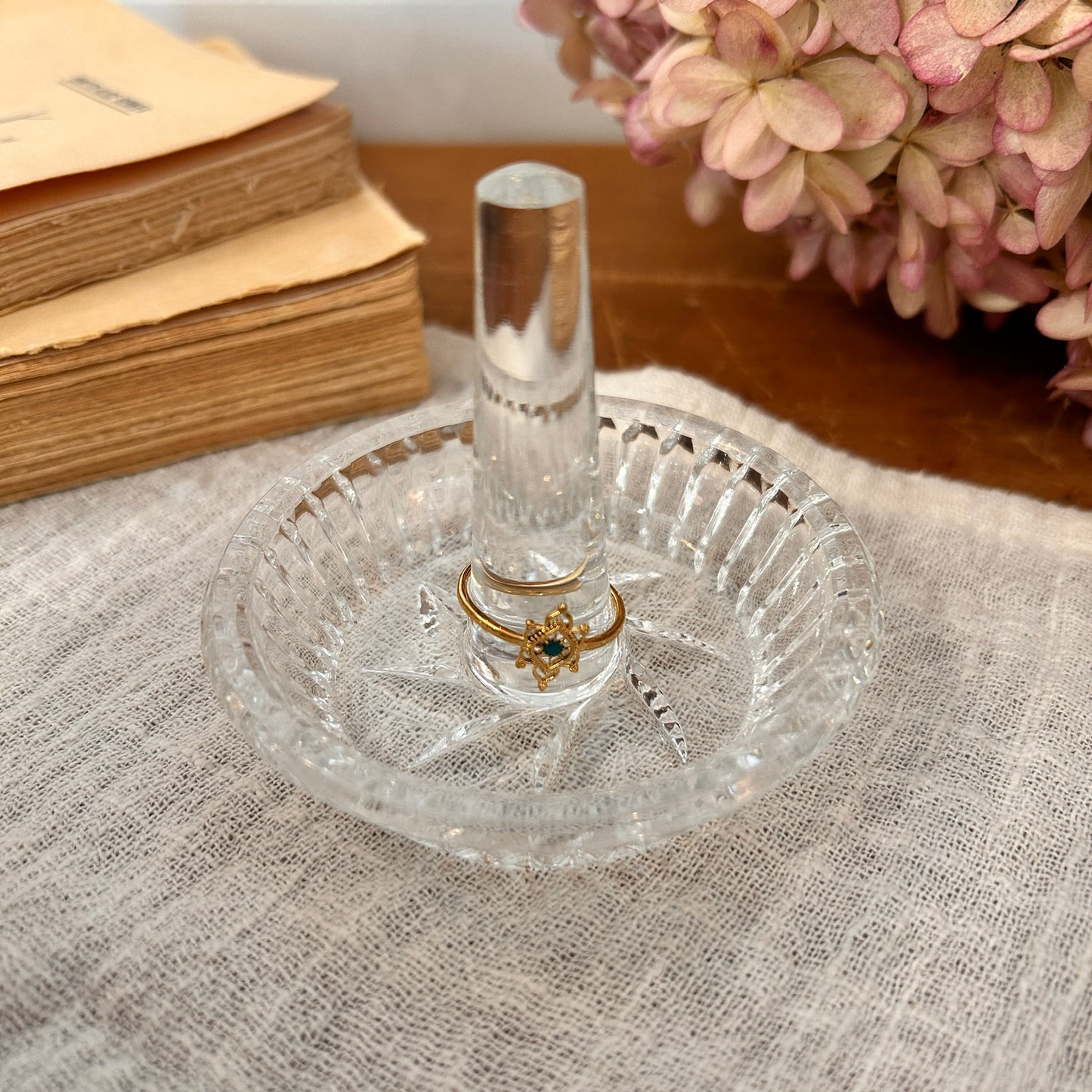 Crystal ring holder