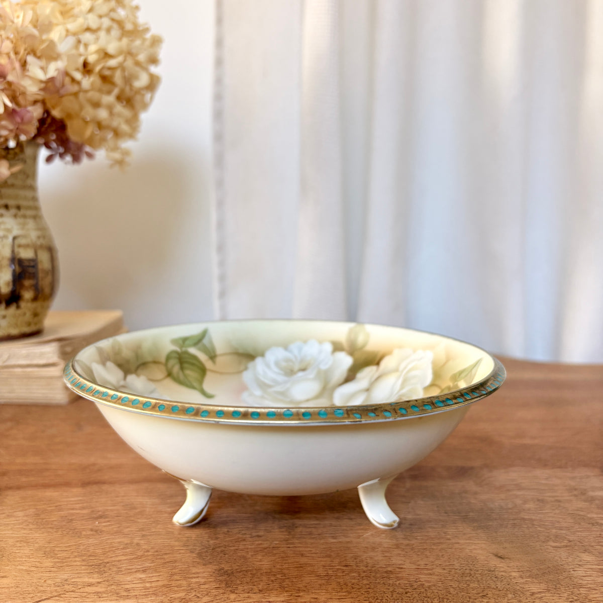 Bol tripode en porcelaine fine