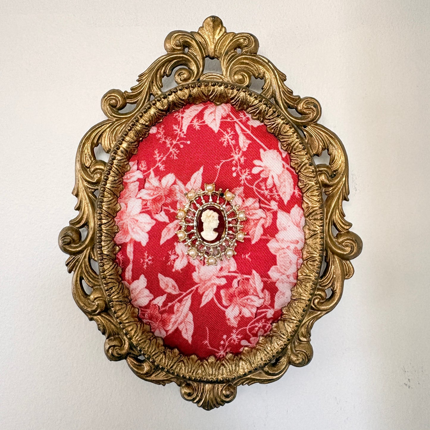 Cadre avec broche vintage sur soie