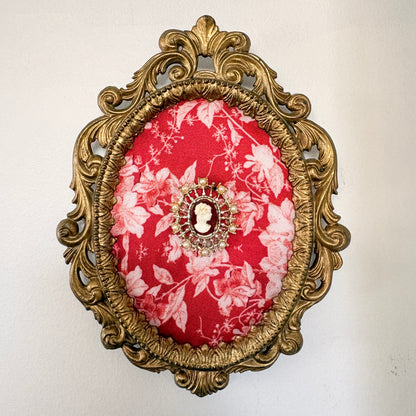 Cadre avec broche vintage sur soie