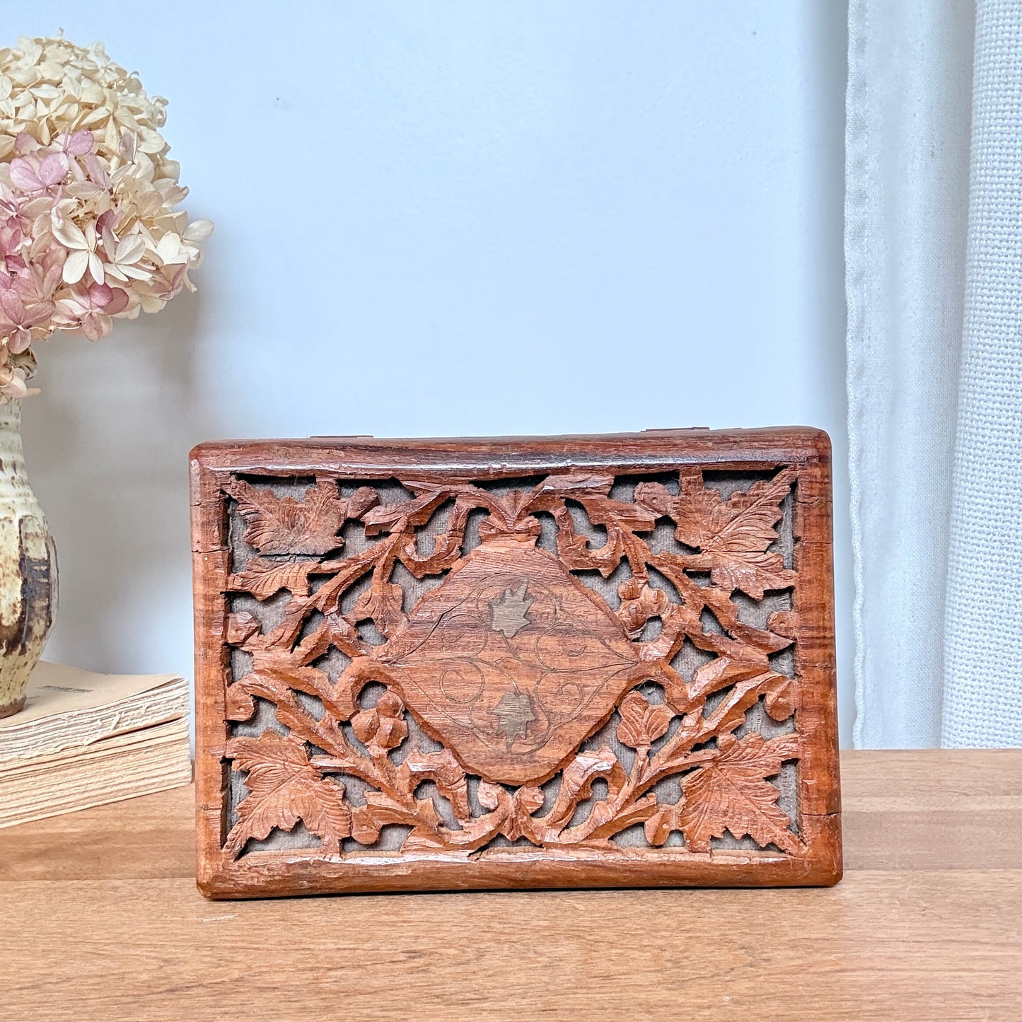 Coffre sculpté en bois