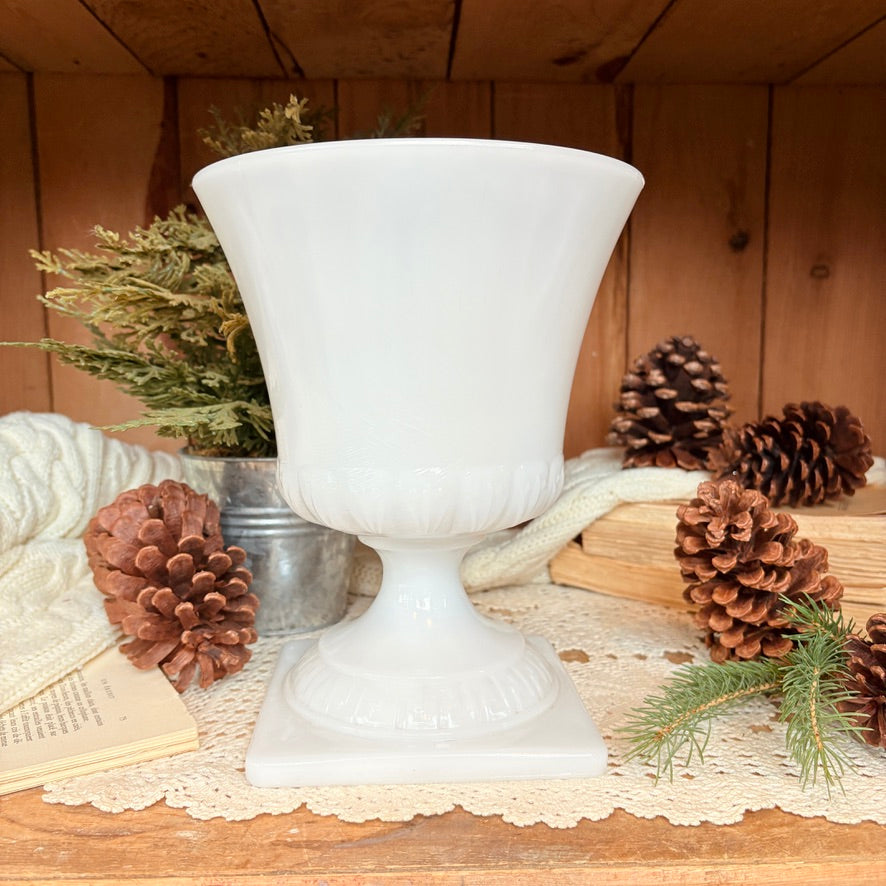 Vase sur pied milkglass