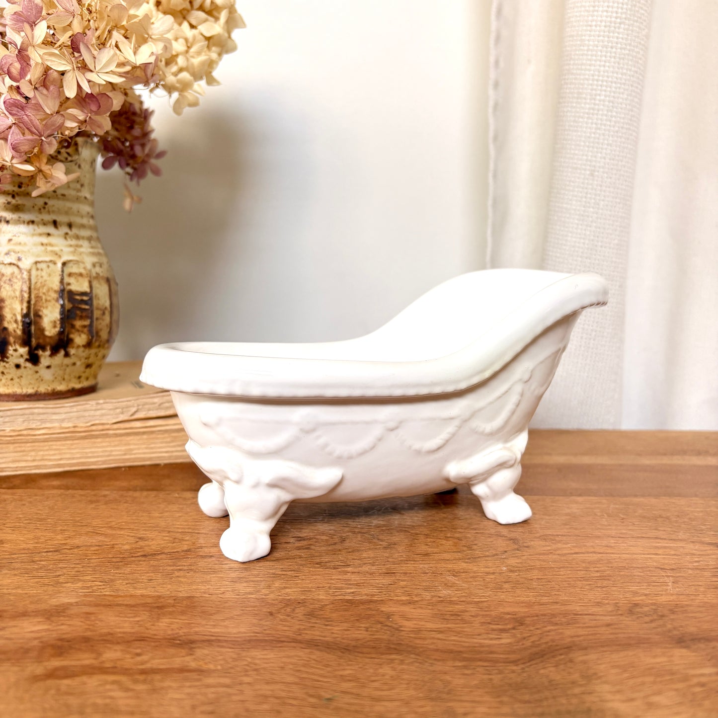 Ceramic bathtub