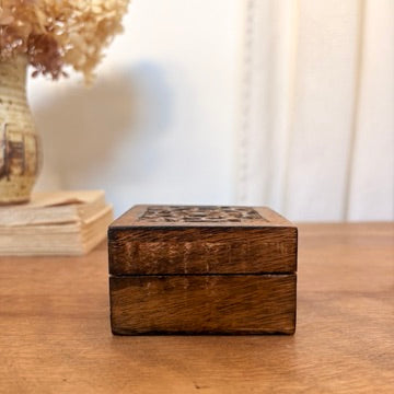 Mini coffre en bois sculptée