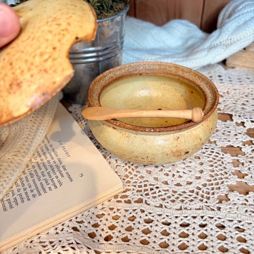 Stoneware pot with spoon