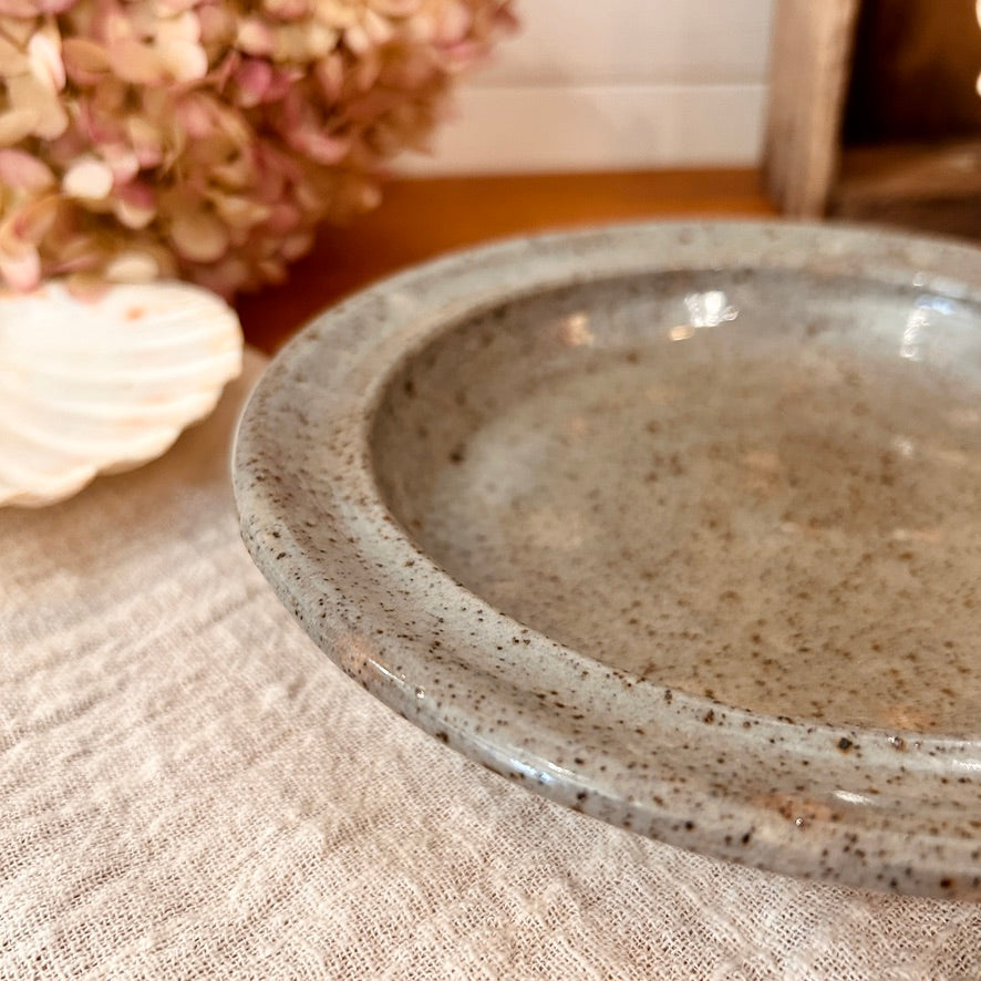 Shallow dish in stoneware