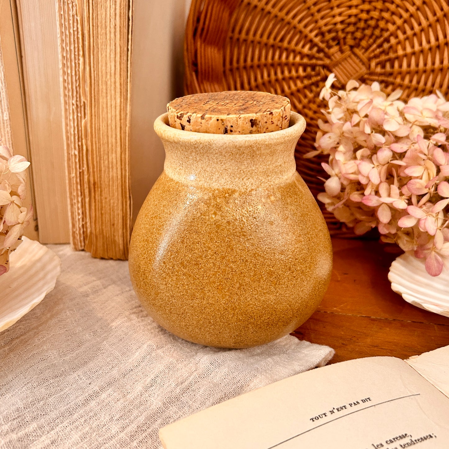 Stoneware pot with lid