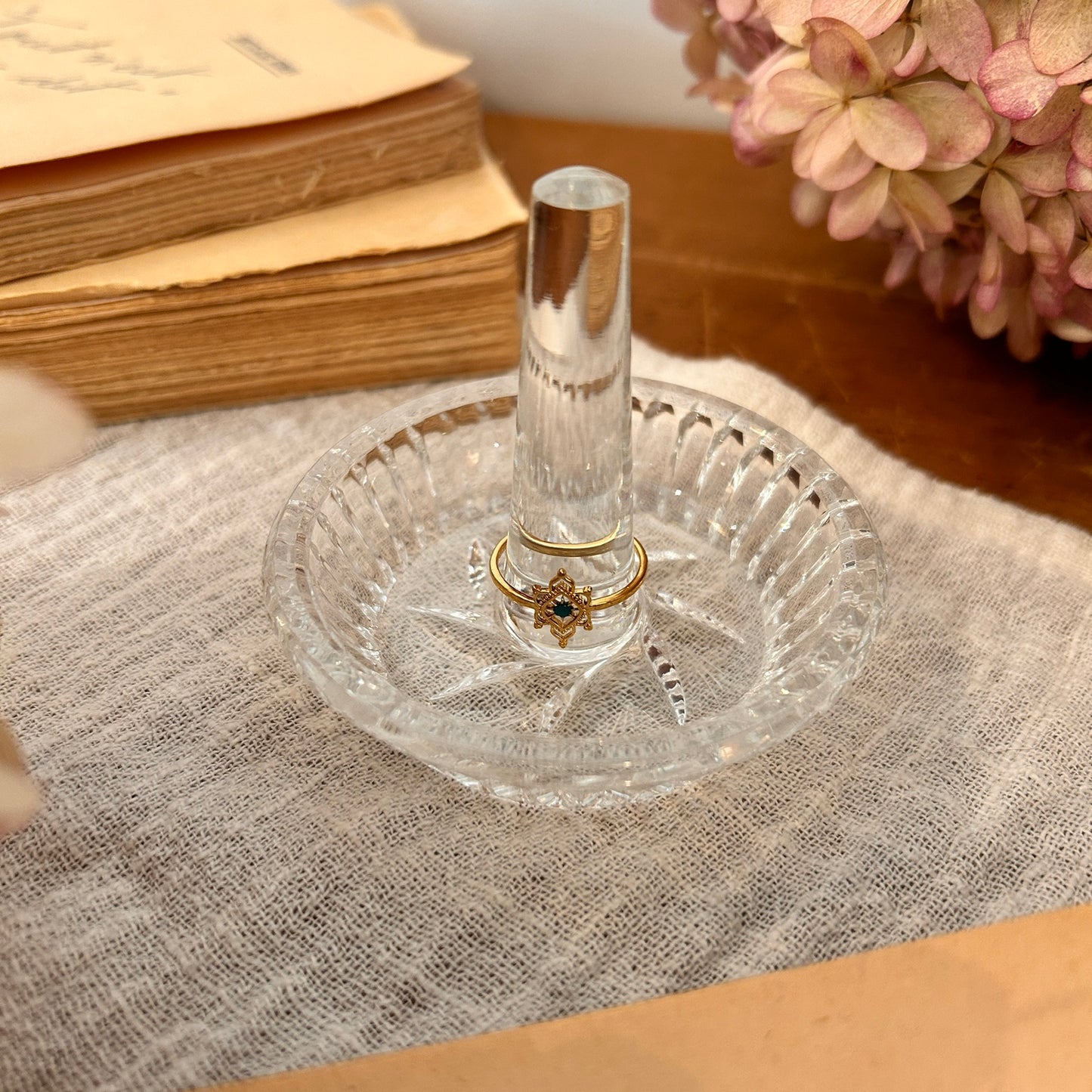 Crystal ring holder