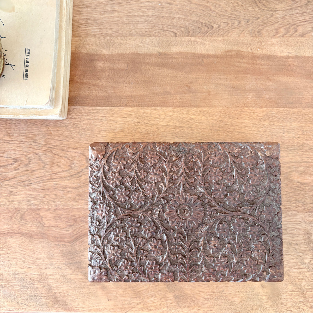 Coffre sculpté en bois