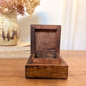 Mini coffre en bois sculptée