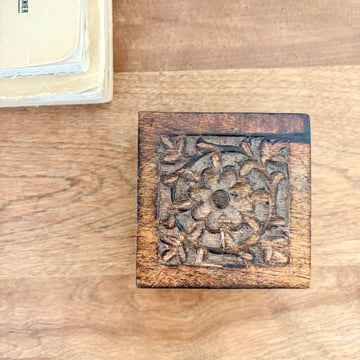 Mini coffre en bois sculptée