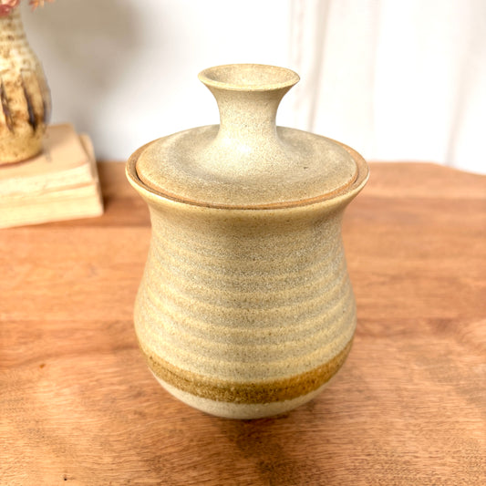 Pot en grès artisanal