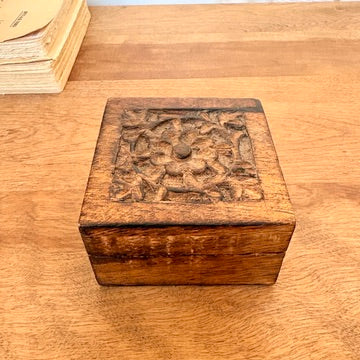 Mini coffre en bois sculptée