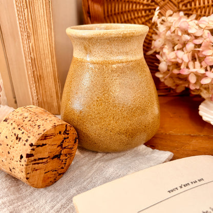 Stoneware pot with lid