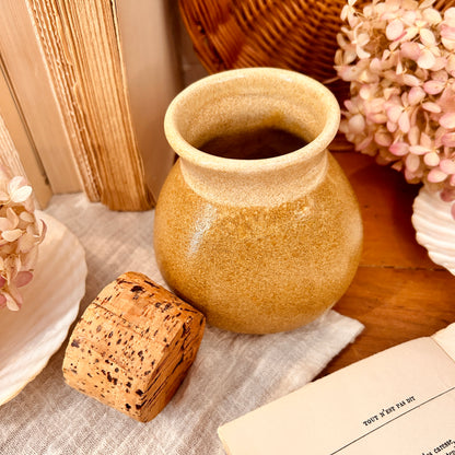 Stoneware pot with lid