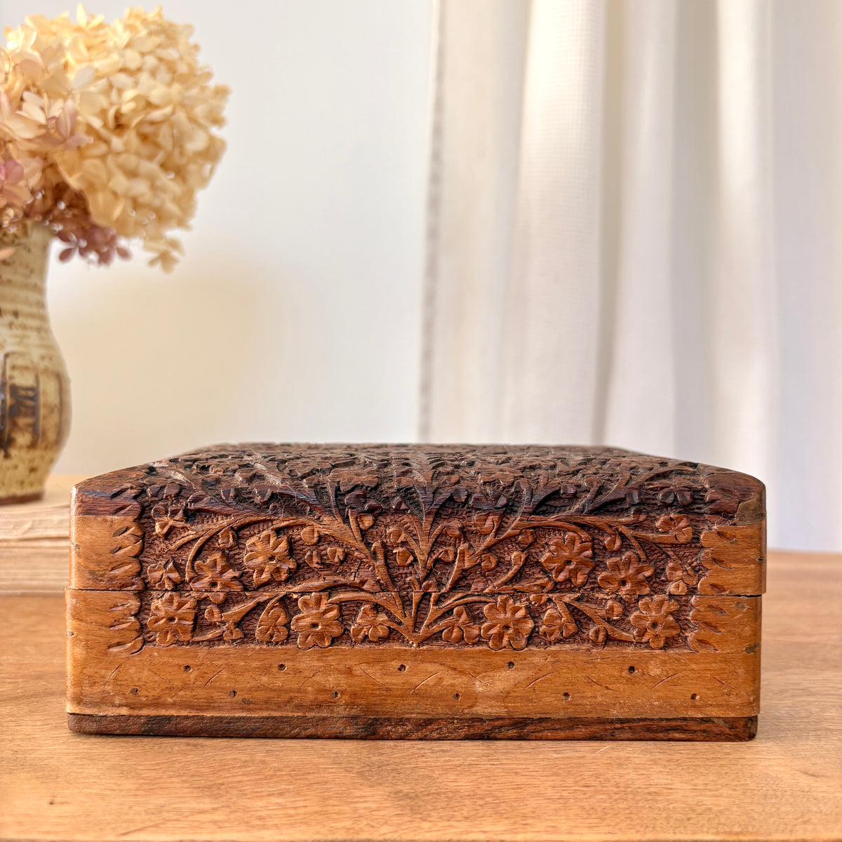Coffre sculpté en bois