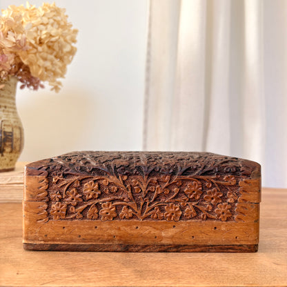 Coffre sculpté en bois