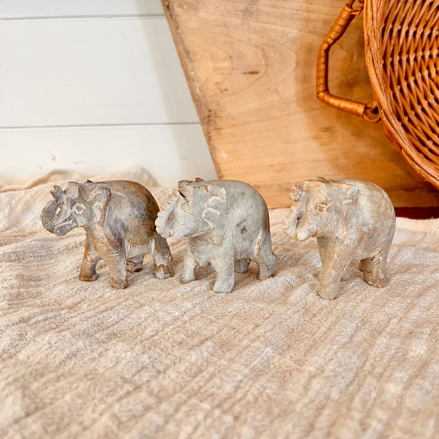 Trio d'éléphants en pierre