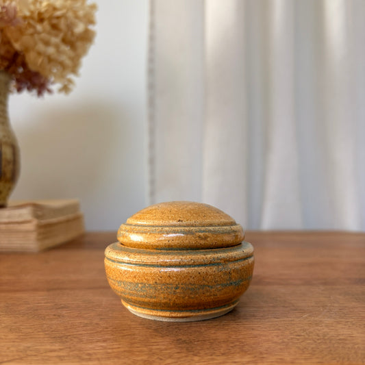 Petite boîte artisanale en poterie tournée