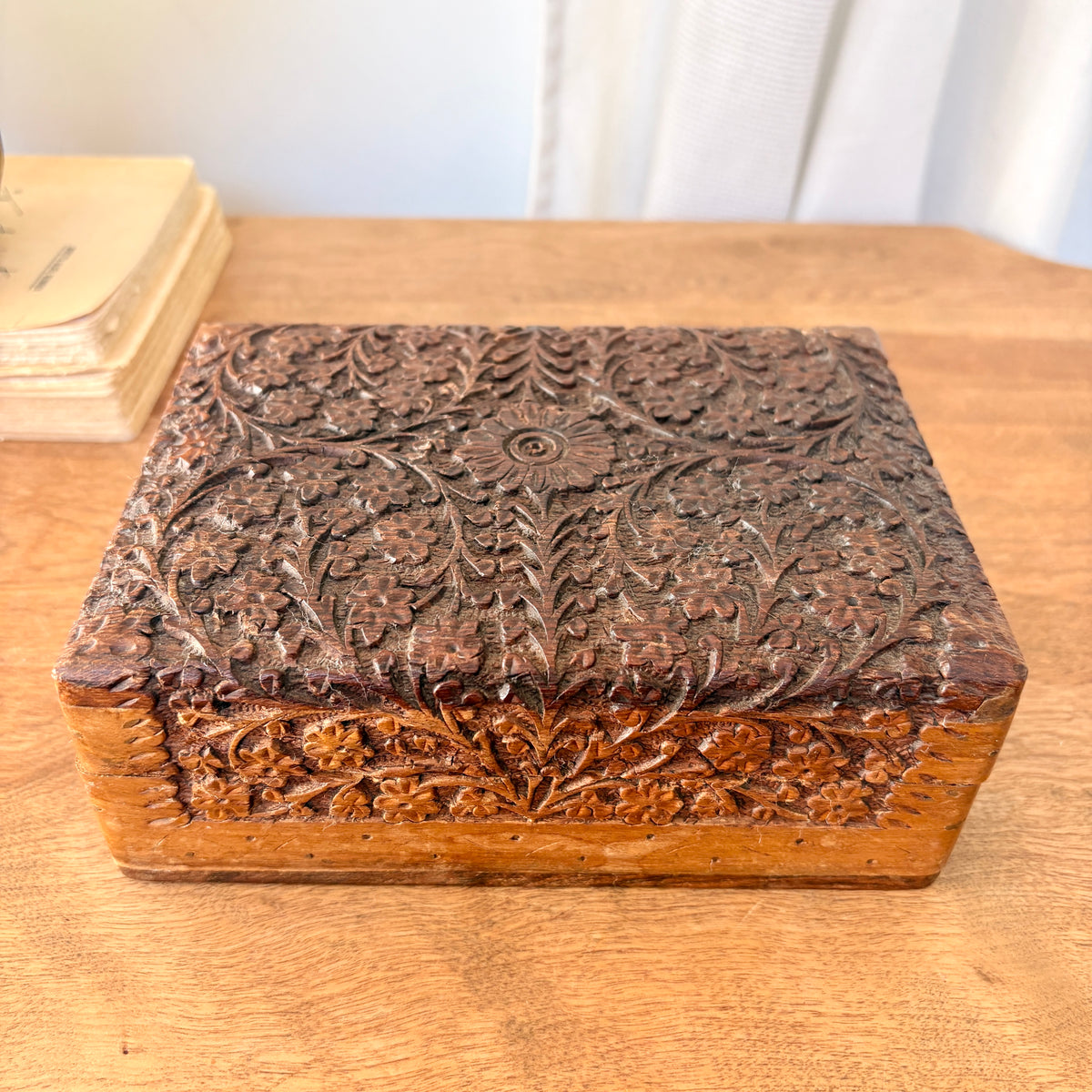 Coffre sculpté en bois