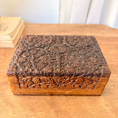 Coffre sculpté en bois