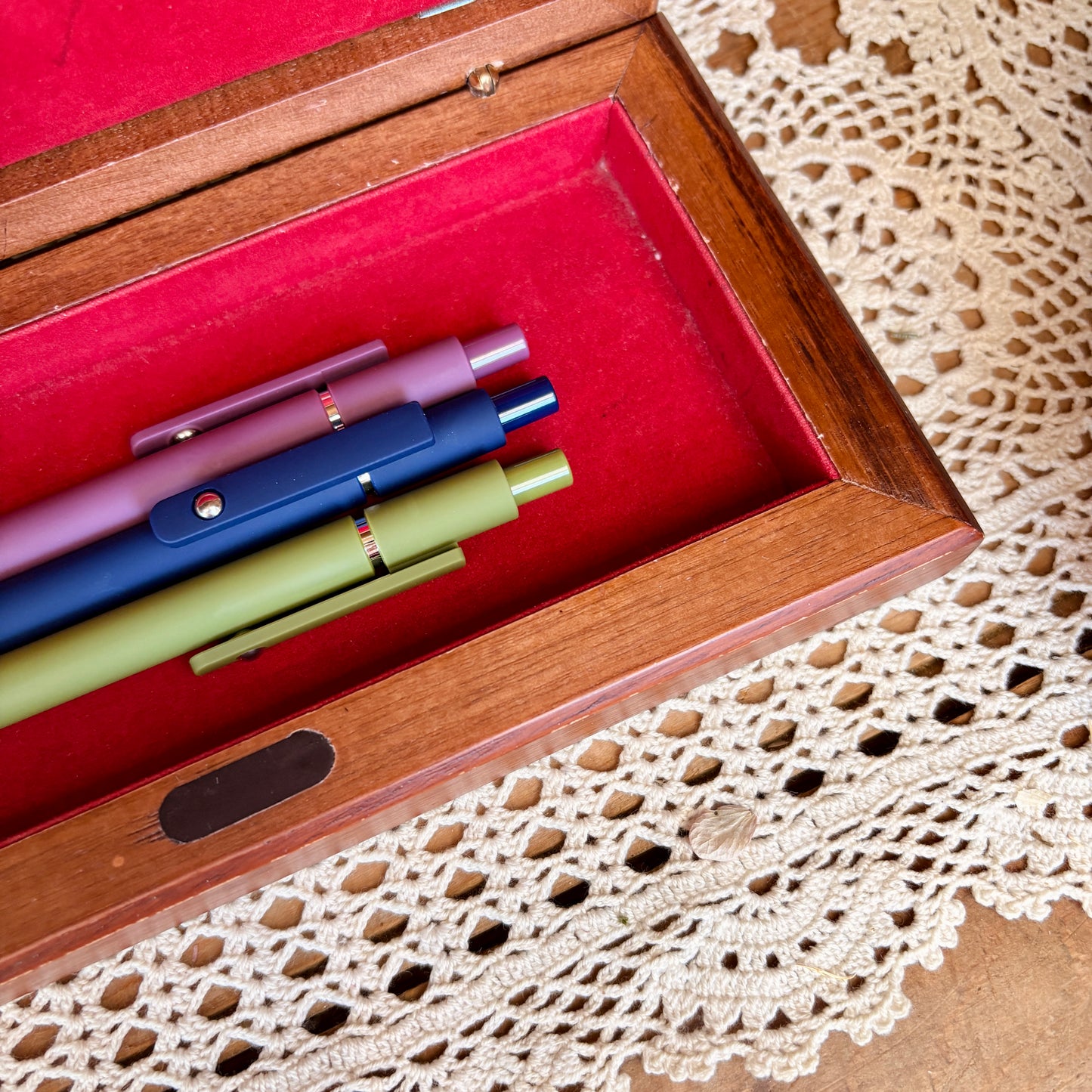 Coffre à crayons en bois