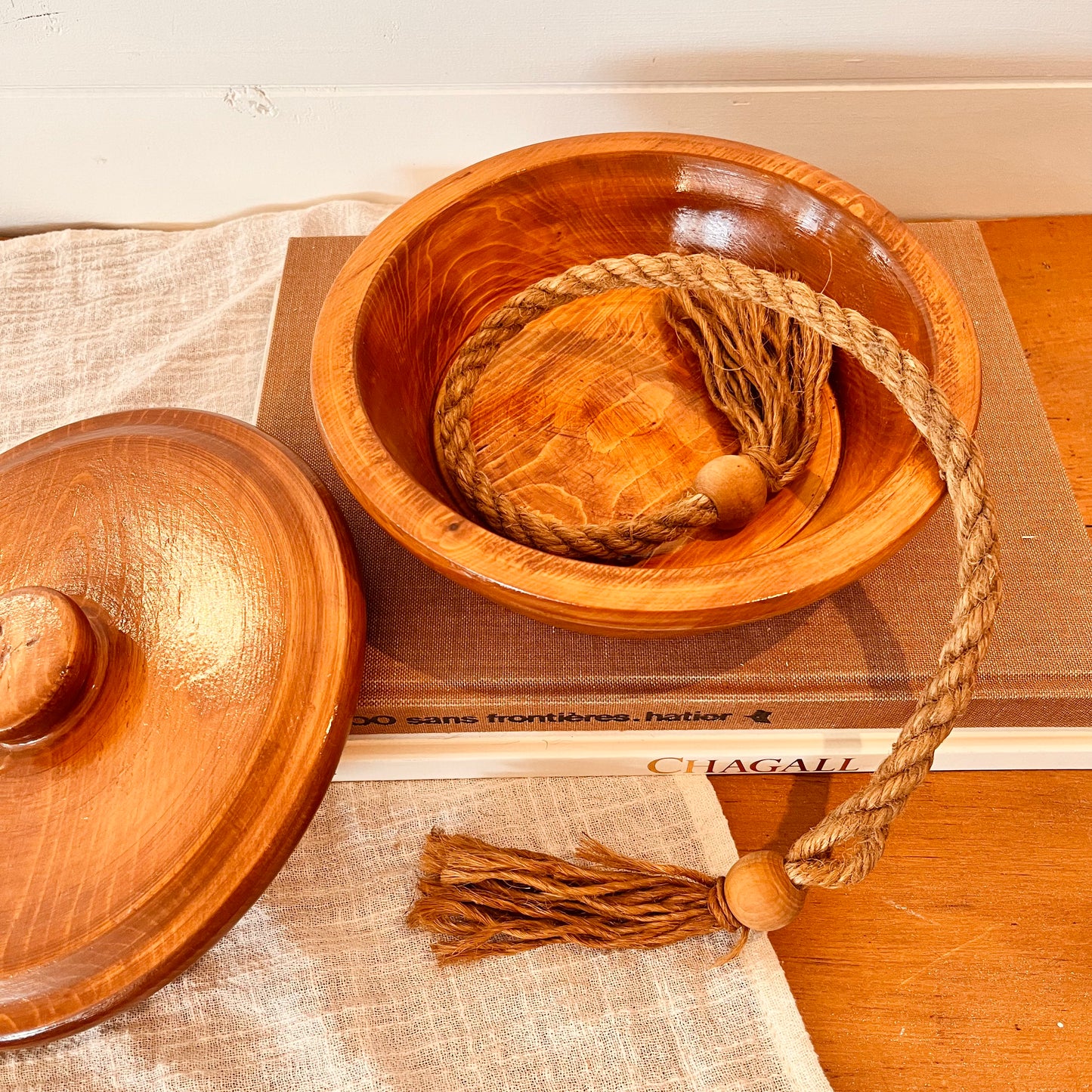Wooden bowl with lid