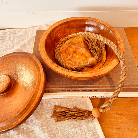 Wooden bowl with lid